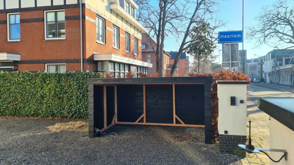 Fietsenschuur douglashout zwart