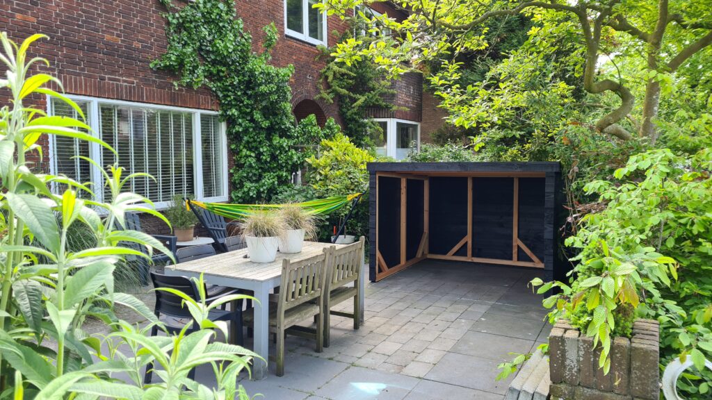 Fietsenschuur in voortuin