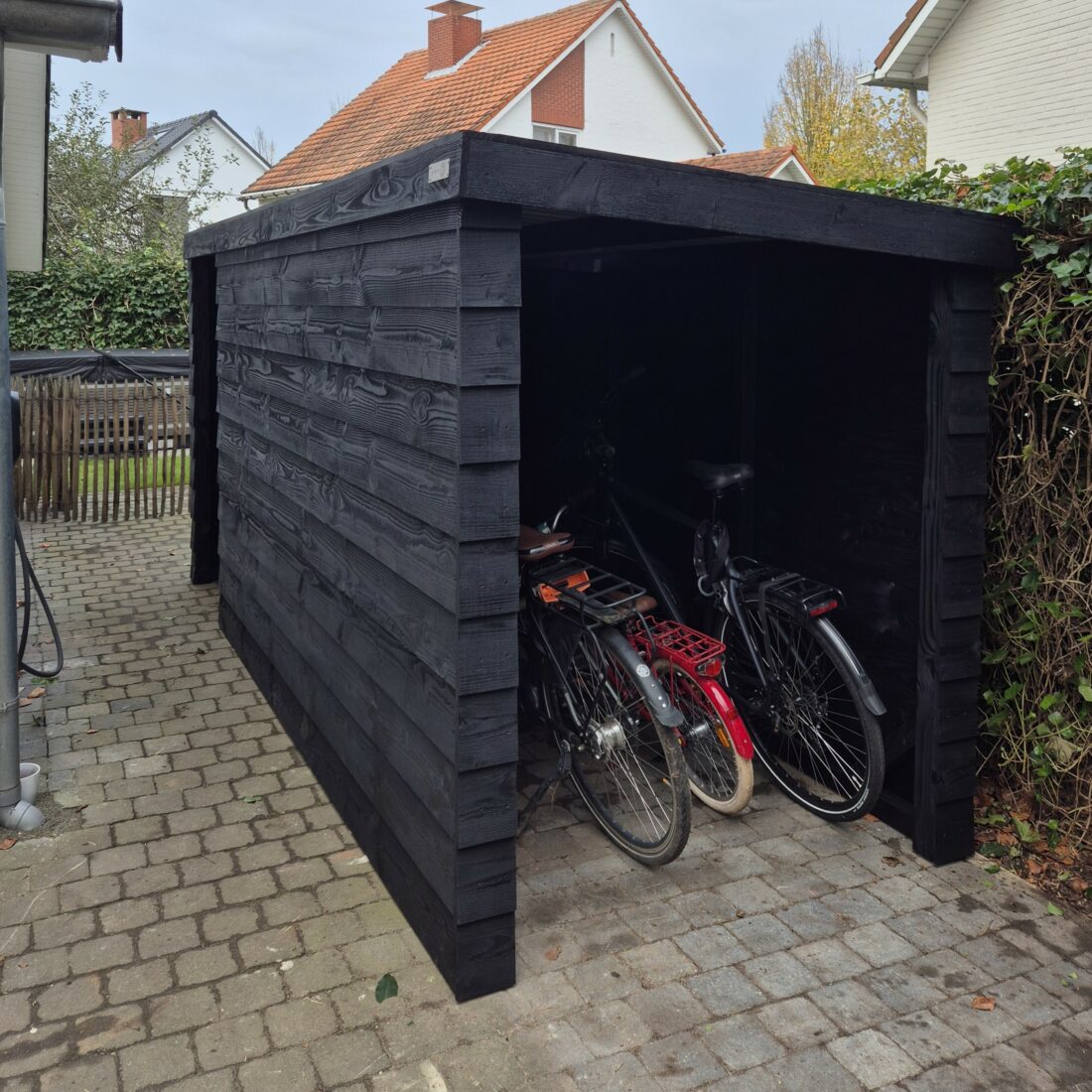 Prachtige MYWOOD Barcelona fietsenschuur. Genoeg plek voor meerdere fietsen mét afsluitbaar deel voor uw waardevolle tuinaccessoires