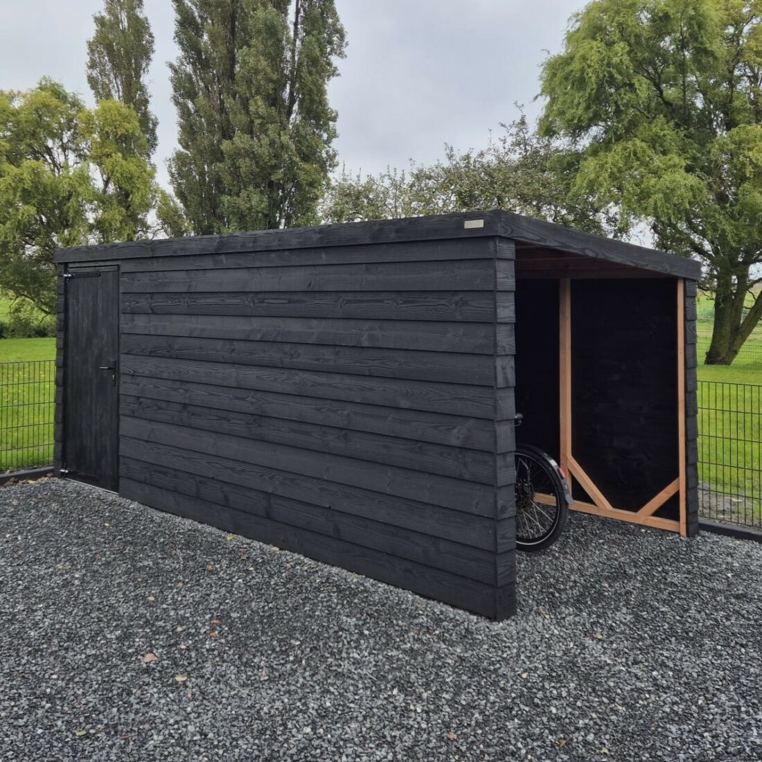 Multifunctioneel tuinhuis. Twee modules, 1 volledig af te sluiten. Andere goed voor fietsen
