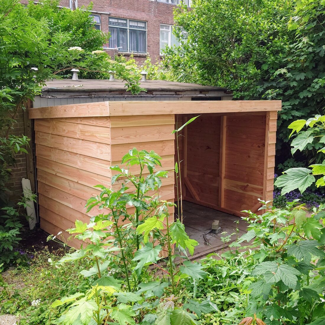 Keurige MYWOOD Haarlem gemaakt met volledig blank Douglas hout. Inclusief net klikoscherm voor het verbergen van je containers.