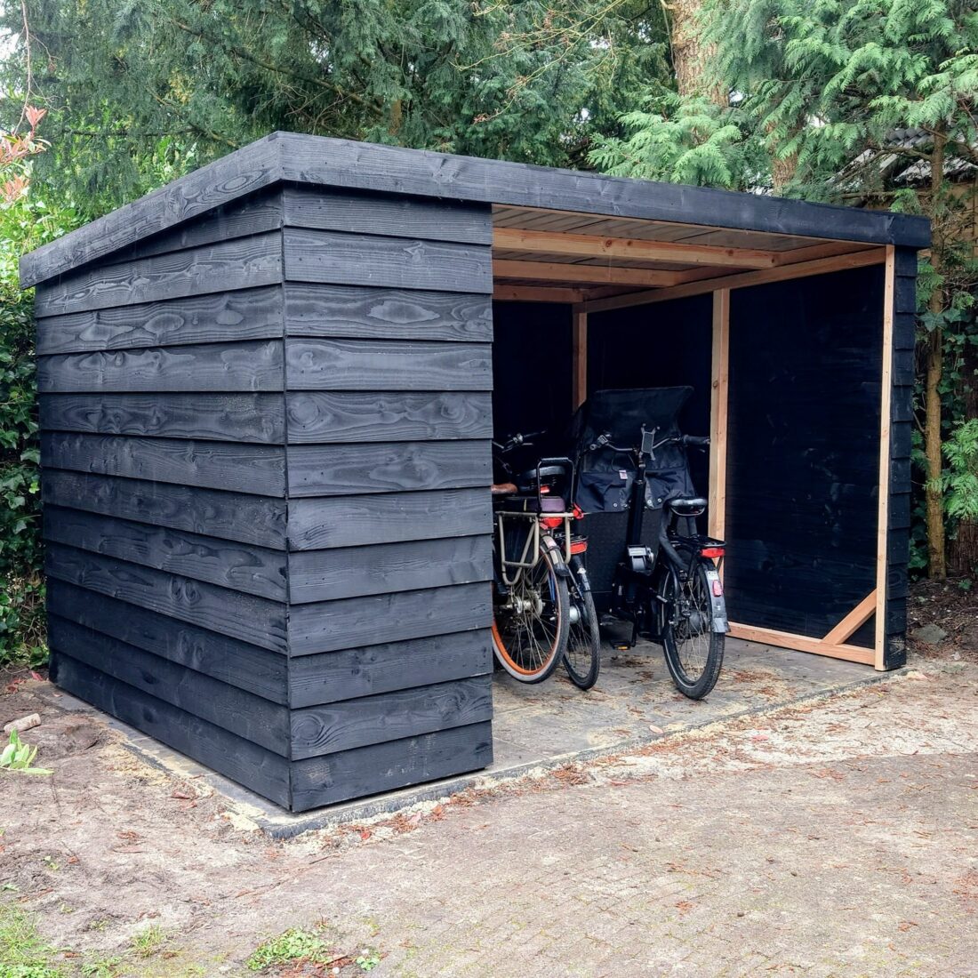 Ruime MYWOOD Haarlem. Genoeg ruimte voor je containers en meerdere fietsen. Kleurstelling duo tone.