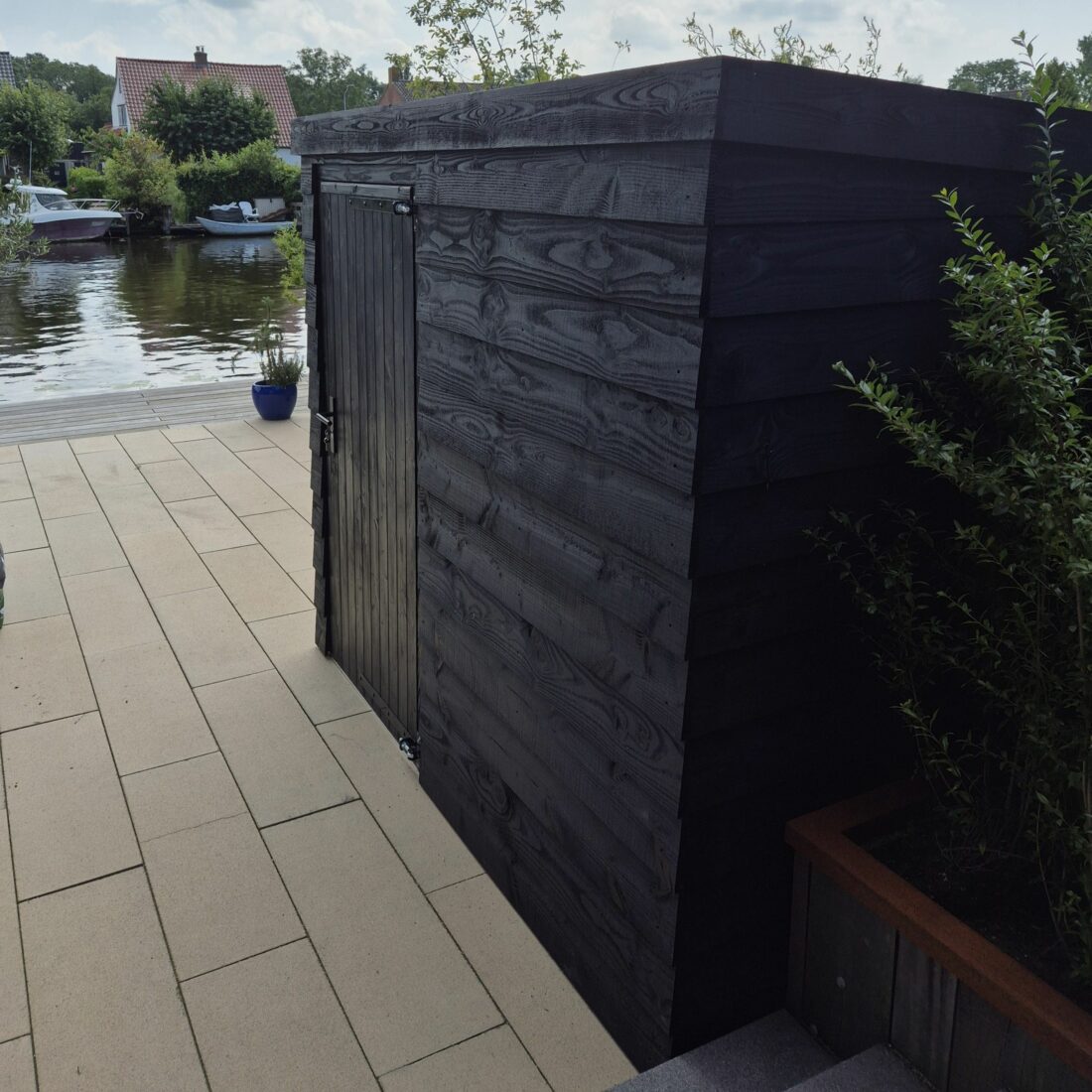 Deze MYWOOD Kaapstad is volledig zwart. Staat hier prachtig aan het water. Met dubbele deur, inclusief slot voor het extra veilig opbergen van je fietsen en tuingereedschap.
