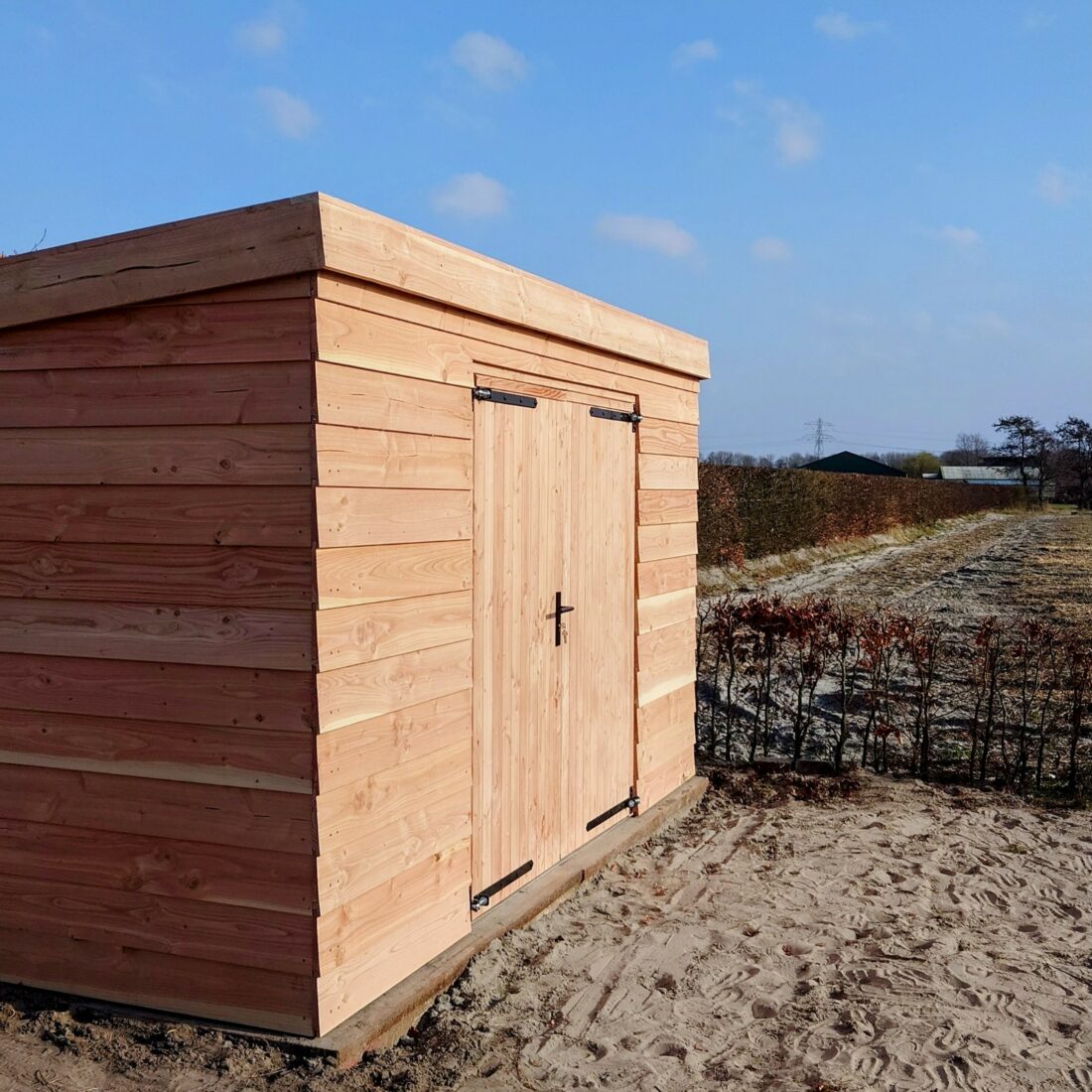 MYWOOD Kaapstad. Jouw eigen tuinhuis, of kunnen we in dit geval beter zeggen duinhuis. Uitgevoerd in blank hout, met dubbele deur voor extra gemak.