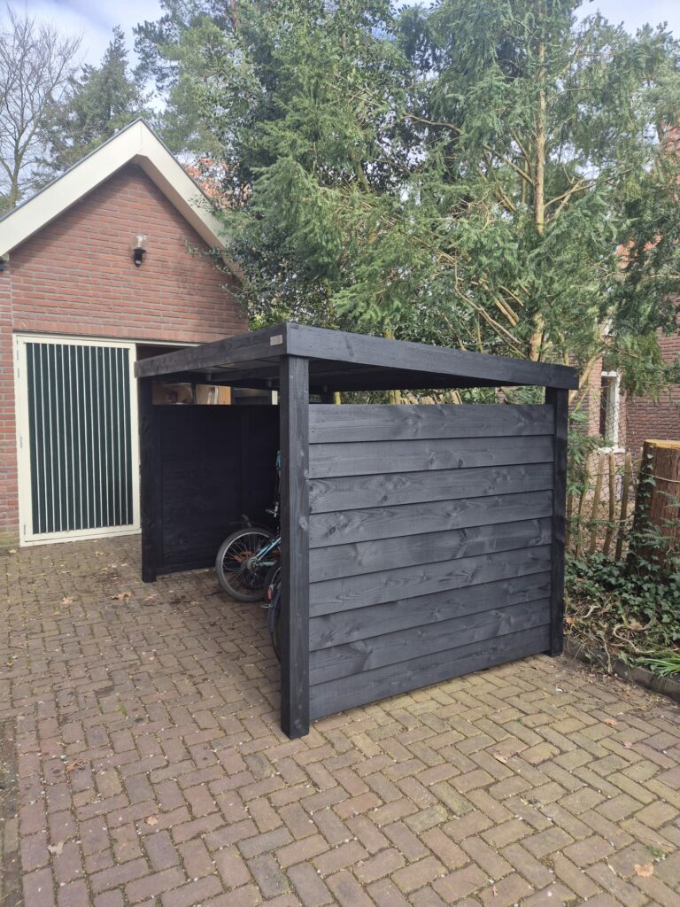 Fietsenschuur van zwart hout in Zeist