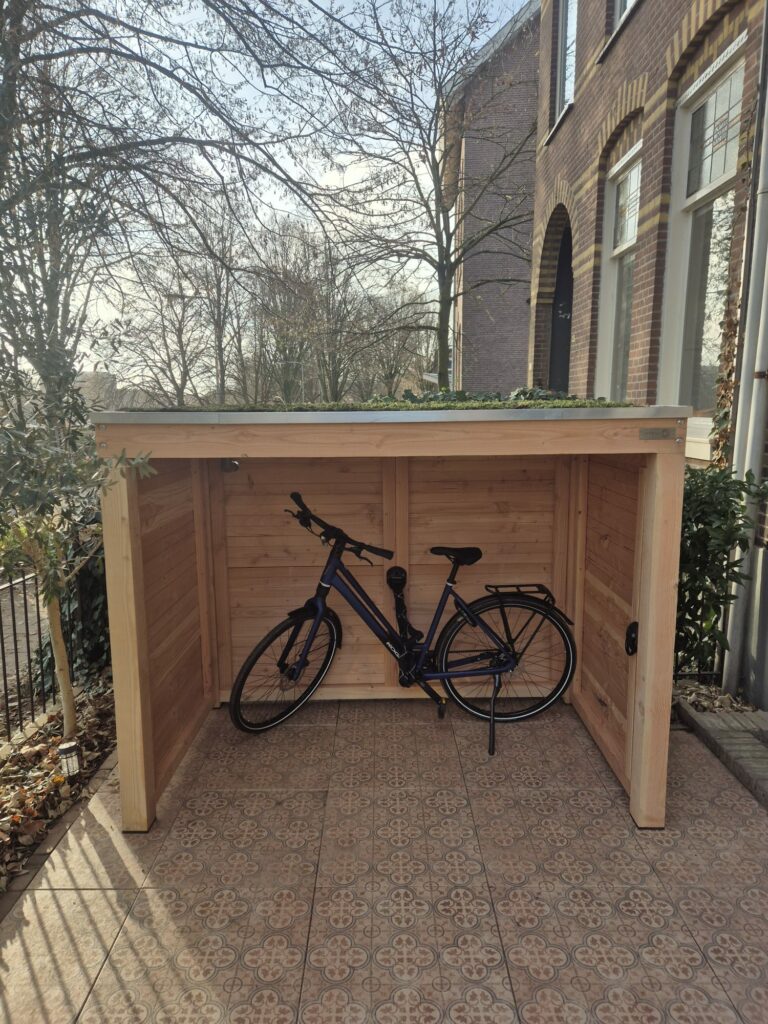 Fietsenschuur met sedumdak in Arnhem
