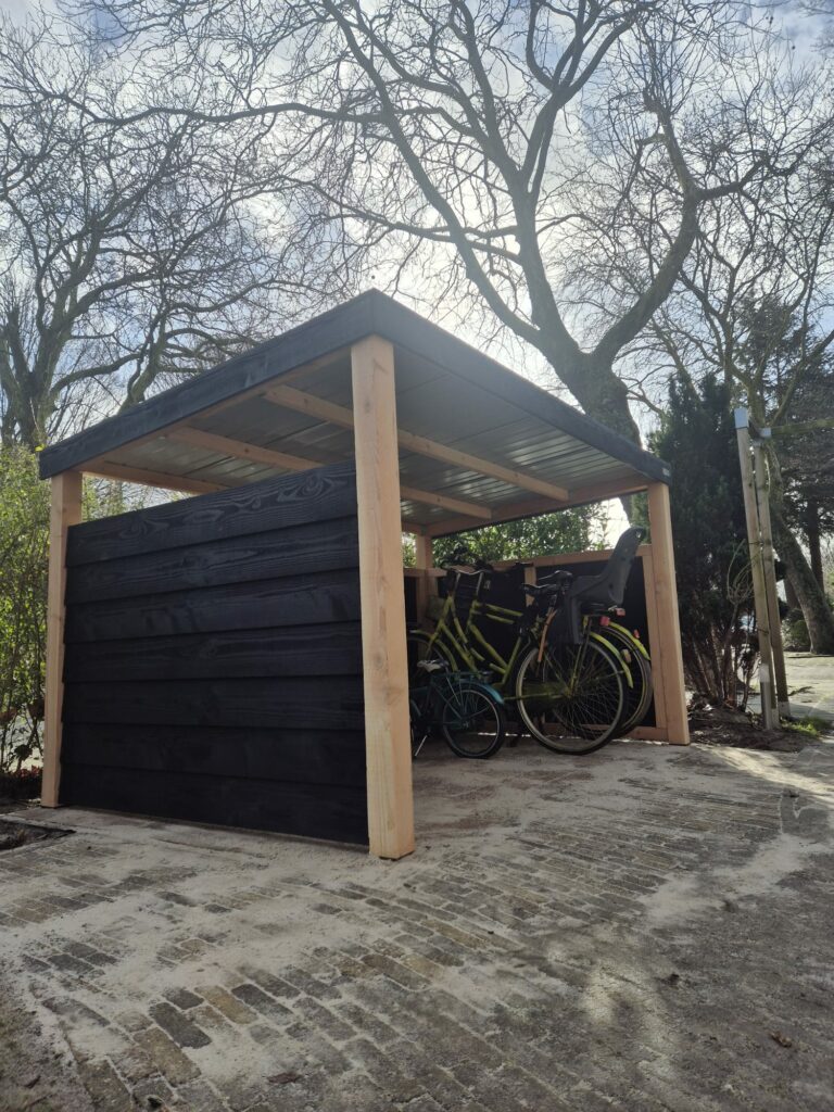 Fietsenschuur in voortuin Zaandam - MYWOOD