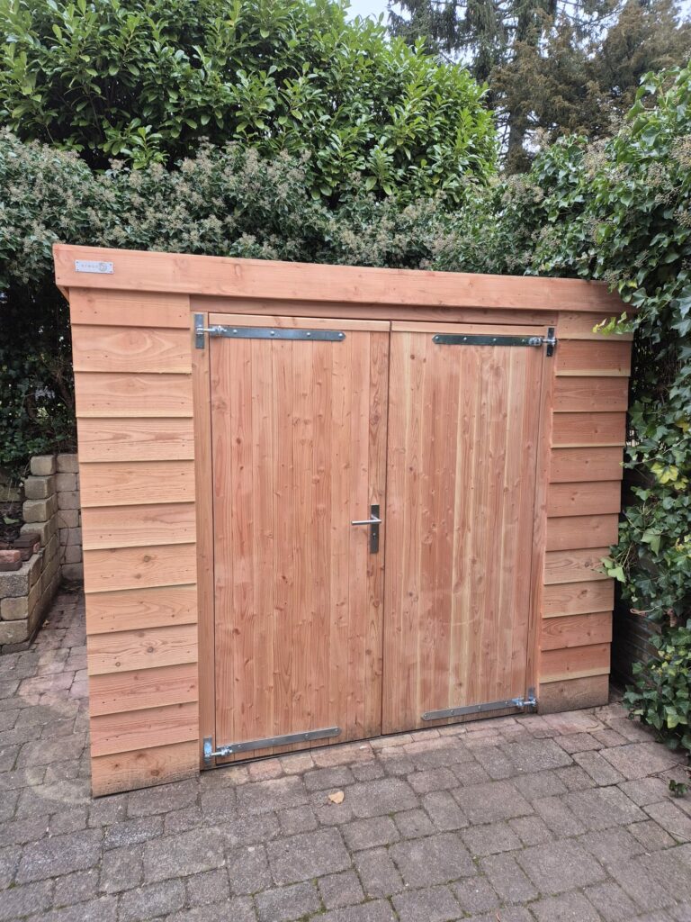 Tuinhuis met dubbele deur in Huizen