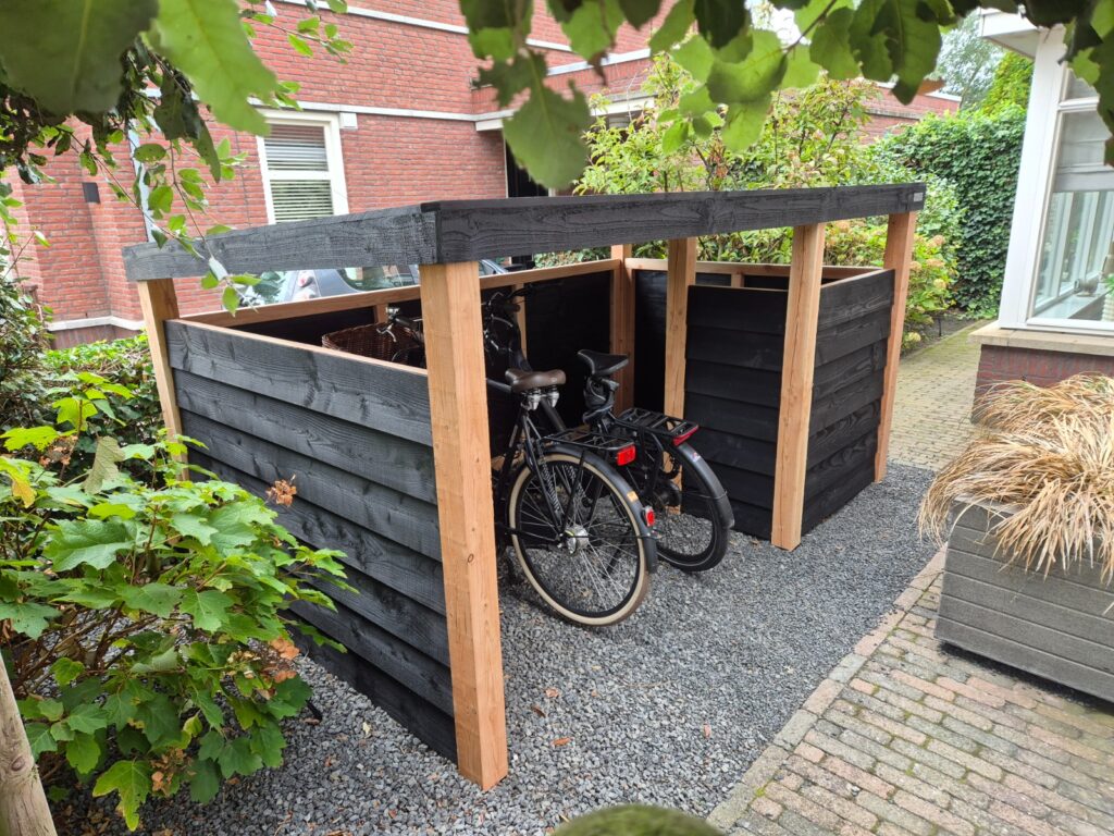 Fietsenberging in voortuin voor 4 fietsen