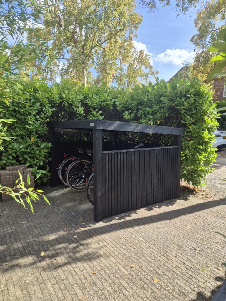 Luxe houten fietsenschuur