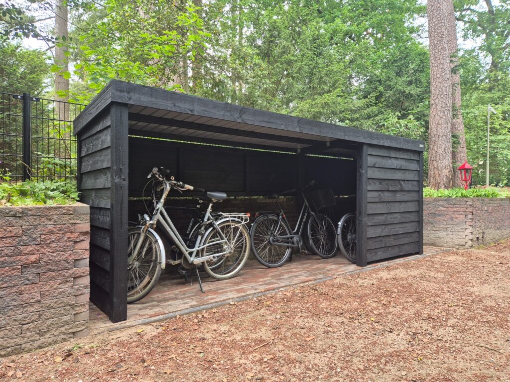 Maatwerk fietsenschuur van Douglashout - MYWOOD