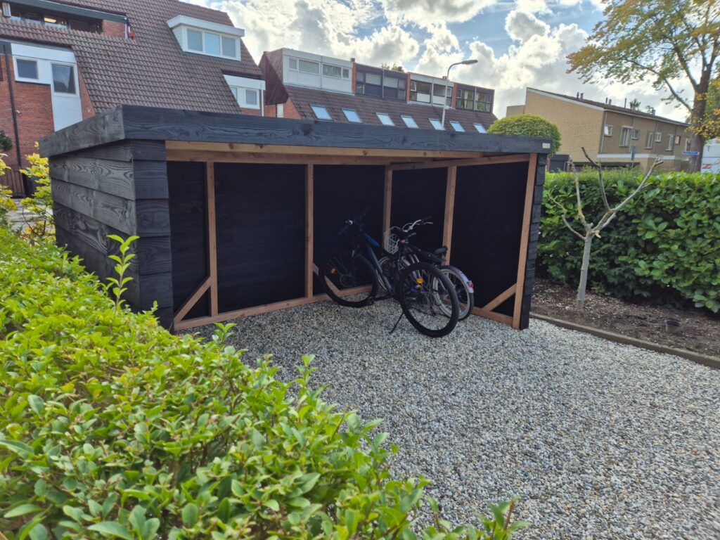 Fietsenberging in voortuin Barendrecht