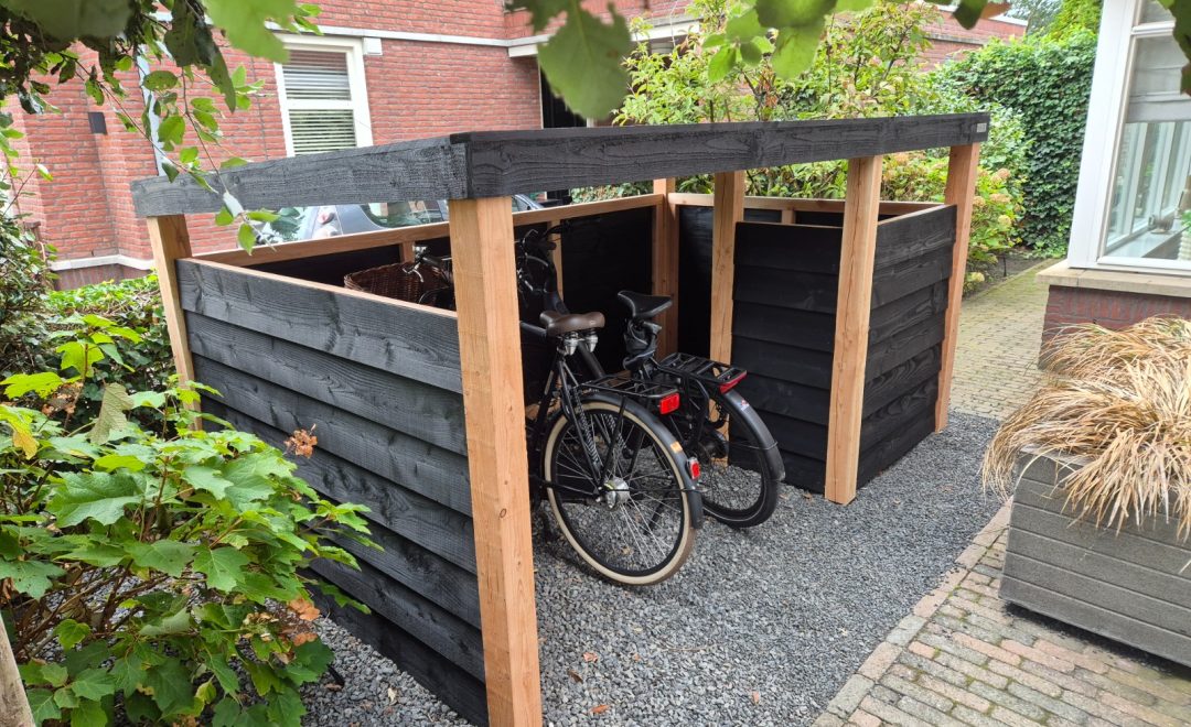 Fietsenberging in voortuin voor 4 fietsen