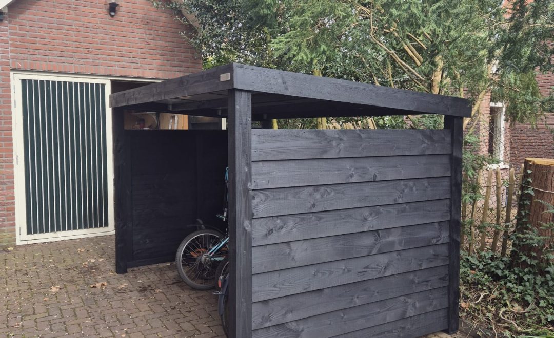 Fietsenschuur van zwart hout in Zeist