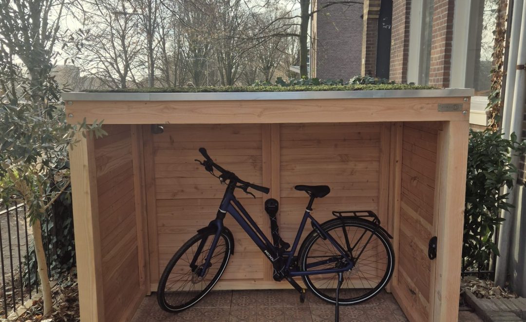 Fietsenschuur met sedumdak in Arnhem