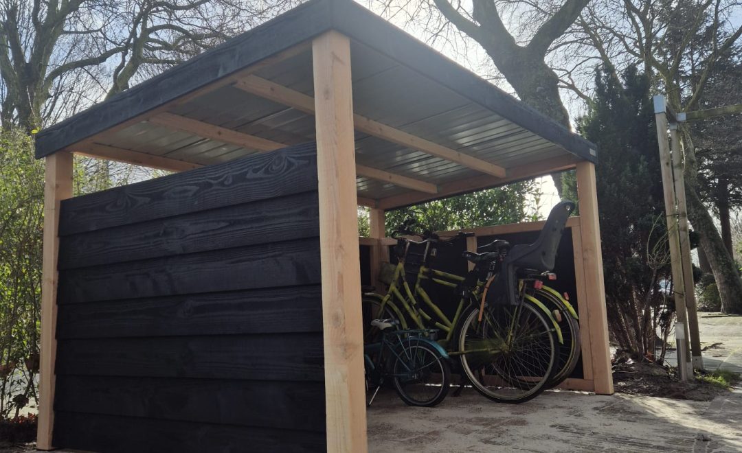 Fietsenschuur in voortuin Zaandam - MYWOOD