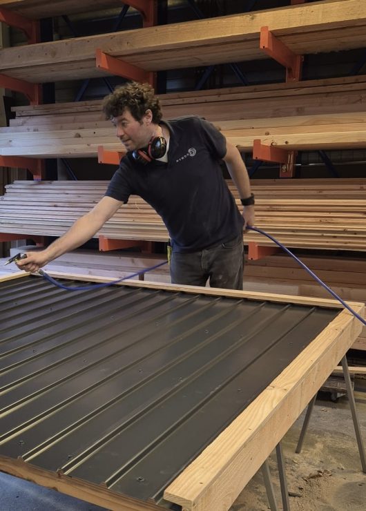 Michiel in actie met een metalen dak