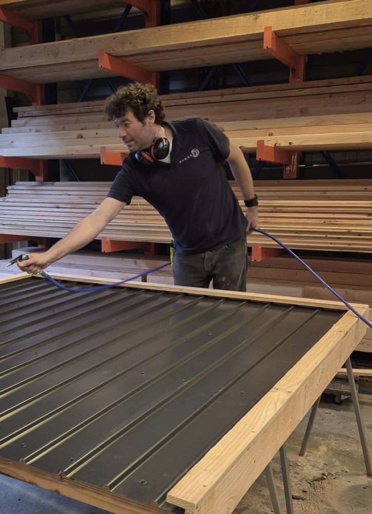 Michiel in actie met een metalen dak
