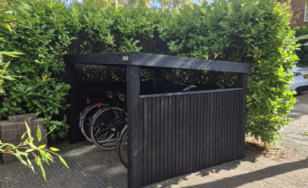 Luxe houten fietsenschuur