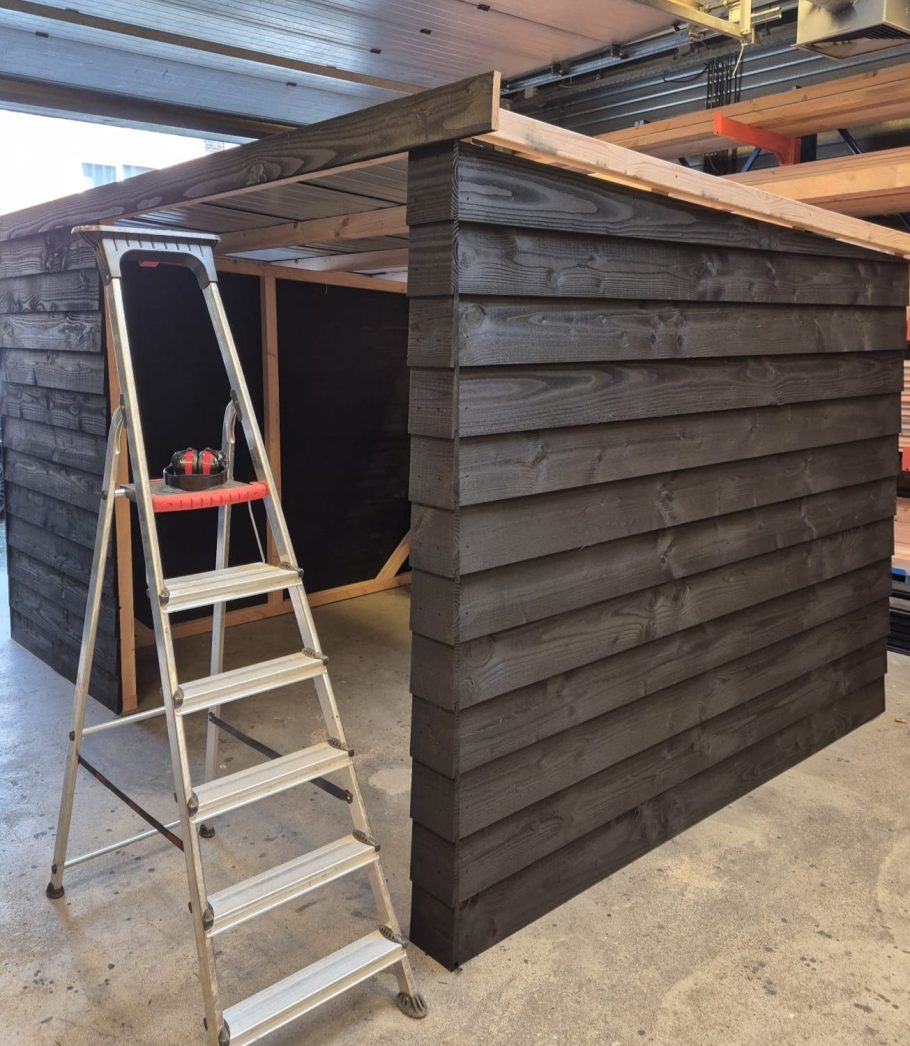 OverOns, MYWOOD Loods Duo tone Haarlem met containerscherm In de loods worden de verschillende schuurtjes en tuinhuizen volledig met de hand opgebouwd. Op die manier kunnen we de kwaliteit leveren die we willen.