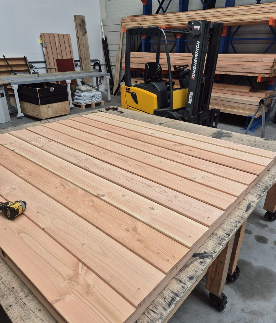 In onze loods doen wij het meeste werk. Hier zie je een blank element. Op locatie schroeven 4 elementen in elkaar die tezamen jouw nieuwe fietsenschuur vormen. Minimale overlast bij jou thuis