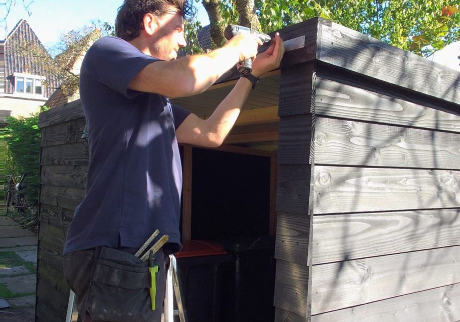 Roderik monteert het naamplaatje op een MYWOOD schuur De laatste hand wordt gelegd aan een MYWOOD tuinschuur. Ditmaal in de kleurstelling duo tone.